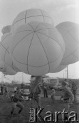 15.10.1977, Warszawa, Polska.
Pokazy balonów.
Fot. Jarosław Tarań, zbiory Ośrodka KARTA [77-39]