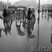 29.03.1977, Warszawa, Polska.
Przechodnie na ulicy Marszałkowskiej w deszczowy dzień, w tle Pałac Kultury i Nauki.
Fot. Jarosław Tarań, zbiory Ośrodka KARTA [77-48]
