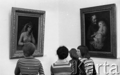3.05.1977, Warszawa, Polska.
Muzeum Narodowe, wystawa dzieł sztuki odzyskanych przez celników podczas prób przemytu.
Fot. Jarosław Tarań, zbiory Ośrodka KARTA [77-93]
