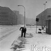 31.03.1977, Warszawa, Polska.
Marcowa śnieżyca, kobieta odśnieżająca chodnik.
Fot. Jarosław Tarań, zbiory Ośrodka KARTA [77-82]