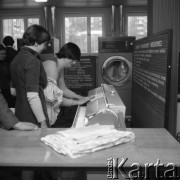 14.04.1977, Warszawa, Polska.
Pralnia samoobsługowa 