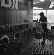 14.04.1977, Warszawa, Polska.
Pralnia samoobsługowa 