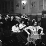 9.03.1977, Małkinia, Polska
Teatr Ziemi Mazowieckiej, widzowie po spektaklu.
Fot. Jarosław Tarań, zbiory Ośrodka KARTA [77-123]