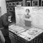 27.03.1977, Warszawa, Polska.
Teatralna giełda kolekcjonerów, mężczyzna z papierosem oglądający wystawę.
Fot. Jarosław Tarań, zbiory Ośrodka KARTA [77-81]