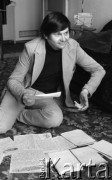 3.06.1977, Warszawa, Polska.
Bogusław Kaczyński z listami śpiewaczki operowej Ady Sari.
Fot. Jarosław Tarań, zbiory Ośrodka KARTA [77-86]