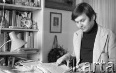 3.06.1977, Warszawa, Polska.
Bogusław Kaczyński z listami śpiewaczki operowej Ady Sari.
Fot. Jarosław Tarań, zbiory Ośrodka KARTA [77-86]