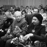 08.03.1977, Warszawa, Polska.
Siergiej Władimirowicz Obrazcow (1901–1992), rosyjski aktor i reżyser teatru lalek, twórca Centralnego Teatru Kukiełkowego w Moskwie z wizytą w teatrze 