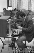 Maj 1977, Warszawa, Polska.
Pracownicy Państwowych Zakładów Telewizyjnych Polcolor.
Fot. Jarosław Tarań, zbiory Ośrodka KARTA [77-87]