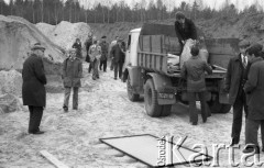 27.04.1977, Glinojeck, Polska
Platerowanie wybuchem, eksperyment doświadczalny.
Fot. Jarosław Tarań, zbiory Ośrodka KARTA [77-53]