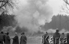 27.04.1977, Glinojeck, Polska
Eksperyment doświadczalny - platerowanie wybuchem.
Fot. Jarosław Tarań, zbiory Ośrodka KARTA [77-53]
