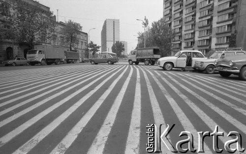 6.06.1977, Warszawa, Polska.
Fragment miasta, pasy na jezdni.
Fot. Jarosław Tarań, zbiory Ośrodka KARTA [77-58]