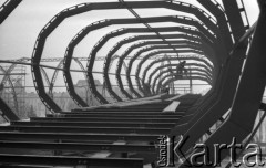 23-24.02.1977, Warszawa, Polska.
Montaż stalowych konstrukcji pod halę wystawową na placu przed Pałacem Kultury i Nauki.
Fot. Jarosław Tarań, zbiory Ośrodka KARTA [77-116]