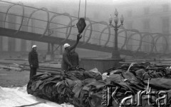 23-24.02.1977, Warszawa, Polska.
Montaż stalowych konstrukcji pod halę wystawową na placu przed Pałacem Kultury i Nauki.
Fot. Jarosław Tarań, zbiory Ośrodka KARTA [77-116]