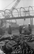 23-24.02.1977, Warszawa, Polska.
Montaż stalowych konstrukcji pod halę wystawową na placu przed Pałacem Kultury i Nauki.
Fot. Jarosław Tarań, zbiory Ośrodka KARTA [77-116]