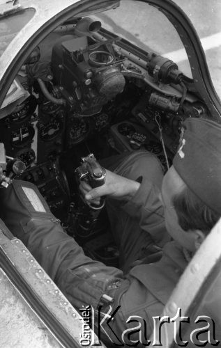 20.05.1977, Dęblin, Polska
Wyższa Oficerska Szkoła Lotnicza, pilot w kabinie samolotu.
Fot. Jarosław Tarań, zbiory Ośrodka KARTA [77-55]