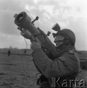 15.03.1977, Polska
Wyższa Oficerska Szkoła Wojsk Ochrony Przeciwlotniczej w Koszalinie, żołnierze na poligonie.
Fot. Jarosław Tarań, zbiory Ośrodka KARTA [77-132]