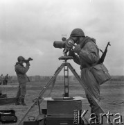 15.03.1977, Polska
Wyższa Oficerska Szkoła Wojsk Ochrony Przeciwlotniczej w Koszalinie, żołnierze na poligonie.
Fot. Jarosław Tarań, zbiory Ośrodka KARTA [77-133]