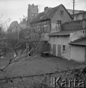 Listopad 1977, Golub-Dobrzyń, Polska
Fragment miasteczka, na pierwszym planie fragment murów miejskich, w tle wieża kościoła ewangelickiego.
Fot. Jarosław Tarań, zbiory Ośrodka KARTA [77-29]
