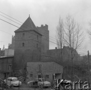 Listopad 1977, Golub-Dobrzyń, Polska
Baszta znajdująca się w ciągu murów miejskich, z tyłu fragment kościoła ewangelickiego.
Fot. Jarosław Tarań, zbiory Ośrodka KARTA [77-29]
