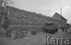 Listopad 1977, Golub-Dobrzyń, Polska
Fragment miasta, śmietniki obok fragmentu muru obronnego.
Fot. Jarosław Tarań, zbiory Ośrodka KARTA [77-31]