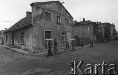 Listopad 1977, Golub-Dobrzyń, Polska
Fragment ulicy, uczniowie szkoły podstawowej niosący stoliki.
Fot. Jarosław Tarań, zbiory Ośrodka KARTA [77-31]