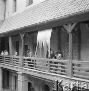 Listopad 1977, Golub-Dobrzyń, Polska
Turyści na krużgankach zamku.
Fot. Jarosław Tarań, zbiory Ośrodka KARTA [77-32]
