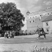 21-22.07.1977, Golub-Dobrzyń, Polska
Turniej rycerski, konny rycerz rzucający oszczepem, w tle zamek.
Fot. Jarosław Tarań, zbiory Ośrodka KARTA [77-127]