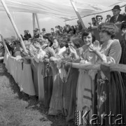 21-22.07.1977, Golub-Dobrzyń, Polska
Turniej rycerski, w pierwszym rzędzie stoją dziewczyny w strojach z epoki.
Fot. Jarosław Tarań, zbiory Ośrodka KARTA [77-125]

