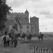 21-22.07.1977, Golub-Dobrzyń, Polska
Uczestnicy turnieju rycerskiego na koniach, w tle zamek.
Fot. Jarosław Tarań, zbiory Ośrodka KARTA [77-128]