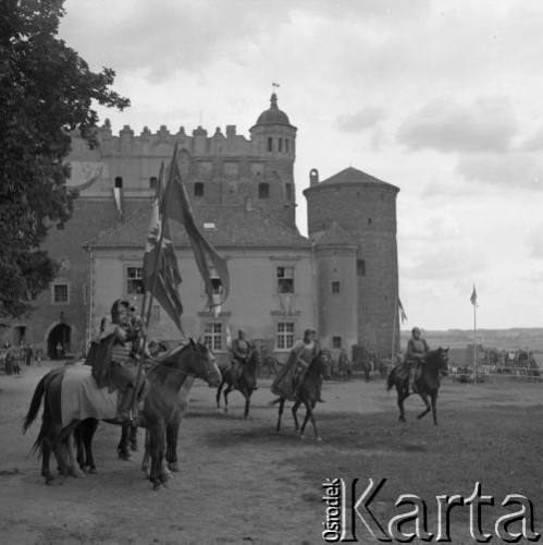 21-22.07.1977, Golub-Dobrzyń, Polska
Uczestnicy turnieju rycerskiego na koniach, w tle zamek.
Fot. Jarosław Tarań, zbiory Ośrodka KARTA [77-128]