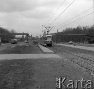 12.04.1977, Warszawa, Polska.
Budowa kładki nad torowiskiem w Alejach Niepodległości, na przystanku stoi tramwaj linii 12.
Fot. Jarosław Tarań, zbiory Ośrodka KARTA [77-158]