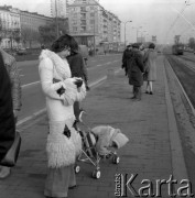 10.11.1977, Warszawa, Polska.
Pasażerowie na przystanku tramwajowy w Alejach Jerozolimskich przy Nowym Świecie, na pierwszym planie dziewczyna w białym płaszczu i dziecko w wózku.
Fot. Jarosław Tarań, zbiory Ośrodka KARTA [77-162]
