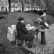 10.11.1977, Warszawa, Polska.
Aleje Jerozolimskie, bukinista sprzedający książki między innymi 