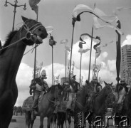 2.06.1977, Warszawa, Polska.
Rewia konna, parada przed Pałacem Kultury i Nauki.
Fot. Jarosław Tarań, zbiory Ośrodka KARTA [77-50]