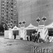 4.08.1977, Warszawa, Polska.
Kiermasz szkolny, stoiska z ubraniami i materiałami piśmiennymi.
Fot. Jarosław Tarań, zbiory Ośrodka KARTA [77-153]
