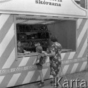 4.08.1977, Warszawa, Polska.
Kiermasz szkolny, stoisko z tornistrami.
Fot. Jarosław Tarań, zbiory Ośrodka KARTA [77-153]
