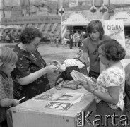 4.08.1977, Warszawa, Polska.
Kiermasz szkolny, rodzina na zakupach.
Fot. Jarosław Tarań, zbiory Ośrodka KARTA [77-153]
