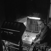 3.05.1977, Warszawa, Polska.
Drukarnia, praca nad materiałem fotograficznym.
Fot. Jarosław Tarań, zbiory Ośrodka KARTA [77-118]