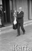3.05.1977, Warszawa, Polska.
Mężczyzna z łabędziem w torbie.
Fot. Jarosław Tarań, zbiory Ośrodka KARTA [77-134]