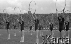 1.06.1977, Warszawa, Polska.
Stadion X-lecia, zakończenie Olimpiady Młodzieżowej, pokazy gimnastyczne.
Fot. Jarosław Tarań, zbiory Ośrodka KARTA [77-57]