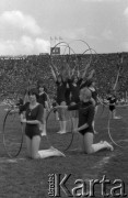 1.06.1977, Warszawa, Polska.
Stadion X-lecia, zakończenie Olimpiady Młodzieżowej, pokazy gimnastyczne.
Fot. Jarosław Tarań, zbiory Ośrodka KARTA [77-57]

