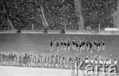 1.06.1977, Warszawa, Polska.
Stadion X-lecia, zakończenie Olimpiady Młodzieżowej, pokazy gimnastyczne.
Fot. Jarosław Tarań, zbiory Ośrodka KARTA [77-57]
