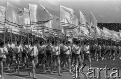 1.06.1977, Warszawa, Polska.
Stadion X-lecia, zakończenie Olimpiady Młodzieżowej, chłopcy z flagami Szkolnych Zespołów Sportowych.
Fot. Jarosław Tarań, zbiory Ośrodka KARTA [77-57]
