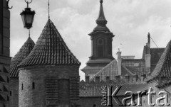 28.04.1977, Warszawa, Polska.
Fragment Starego Miasta, wieże i mury Barbakanu.
Fot. Jarosław Tarań, zbiory Ośrodka KARTA [77-189]