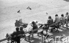 28.04.1977, Warszawa, Polska.
Fragment Starego Miasta, Rynek, spacerowicze siedzący na ławkach.
Fot. Jarosław Tarań, zbiory Ośrodka KARTA [77-189]
