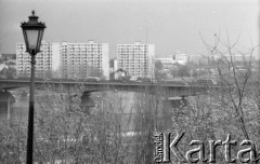 28.04.1977, Warszawa, Polska.
Fragmen Starego Miasta, panorama z tarasu widokowego na Gnojnej Górze.
Fot. Jarosław Tarań, zbiory Ośrodka KARTA [77-189]
