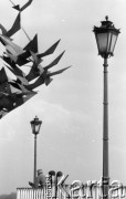 28.04.1977, Warszawa, Polska.
Fragment Starego Miasta, taras widokowy na Gnojnej Górze.
Fot. Jarosław Tarań, zbiory Ośrodka KARTA [77-189]
