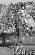 Czerwiec 1977, Warszawa, Polska.
Stadion X-lecia, pokazy jeździeckie, amazonka na koniu.
Fot. Jarosław Tarań, zbiory Ośrodka KARTA [77-196]