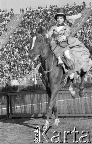 Czerwiec 1977, Warszawa, Polska.
Stadion X-lecia, pokazy jeździeckie, amazonka na koniu.
Fot. Jarosław Tarań, zbiory Ośrodka KARTA [77-196]
