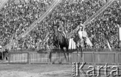 Czerwiec 1977, Warszawa, Polska.
Stadion X-lecia, pokazy jeździeckie, skok przez przeszkodę.
Fot. Jarosław Tarań, zbiory Ośrodka KARTA [77-196]